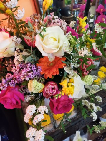 Foto Bouquet di  fiori con con rose